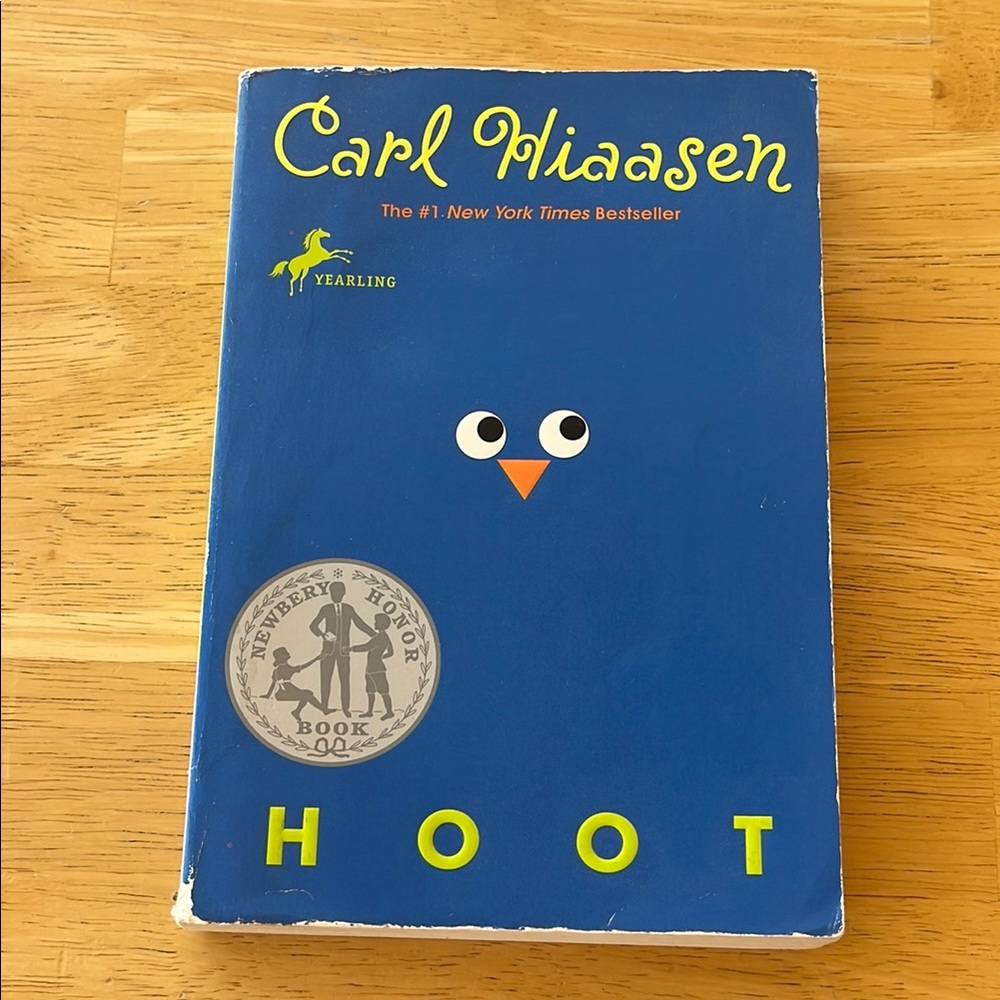 Hoot by Carl Hiaasen - Blue Cover